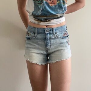 Cute jeans shorts with flower stitching details